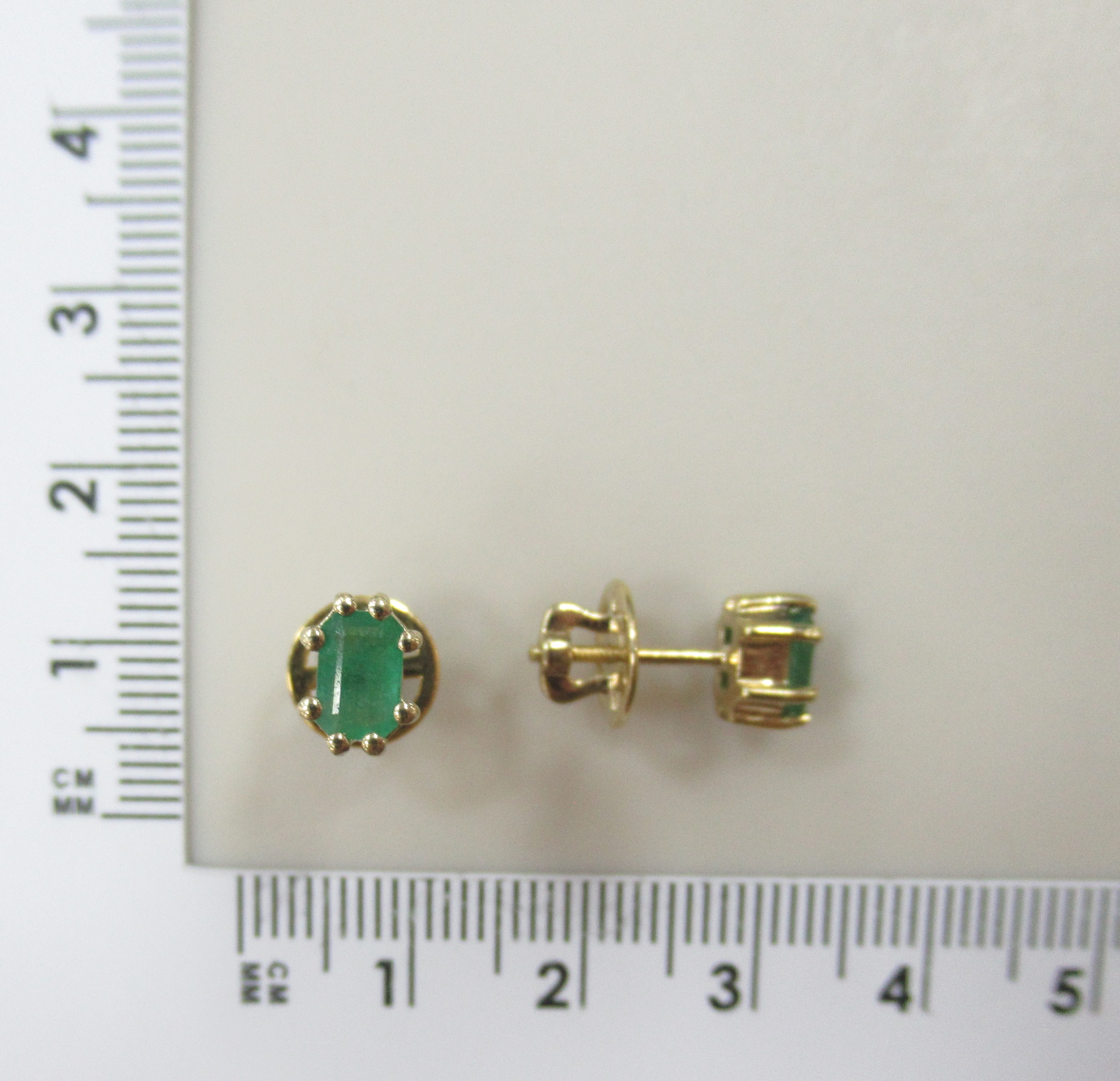 Серебряные серьги-пусеты с изумрудами